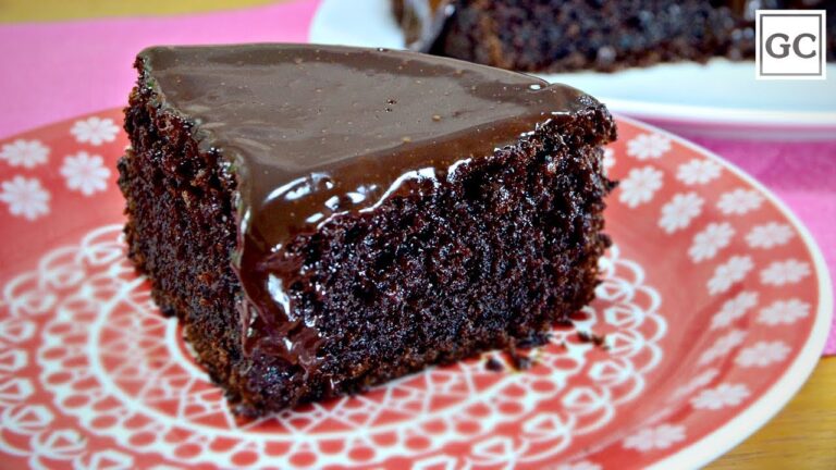 Del&iacute;cias irresist&iacute;veis: Aprenda a fazer o bolo de chocolate com barra derretida perfeito!