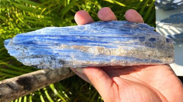 Nomes fascinantes para pedras preciosas azuis escuras